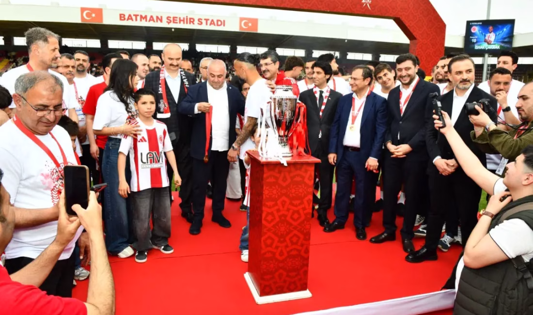 1. Lig’e Yükselen Batman Petrol Spor A.Ş., Kupasını Aldı Batman Stadyumu’nda Kepez Spor Futbol A.Ş. ile oynanan 38. hafta
