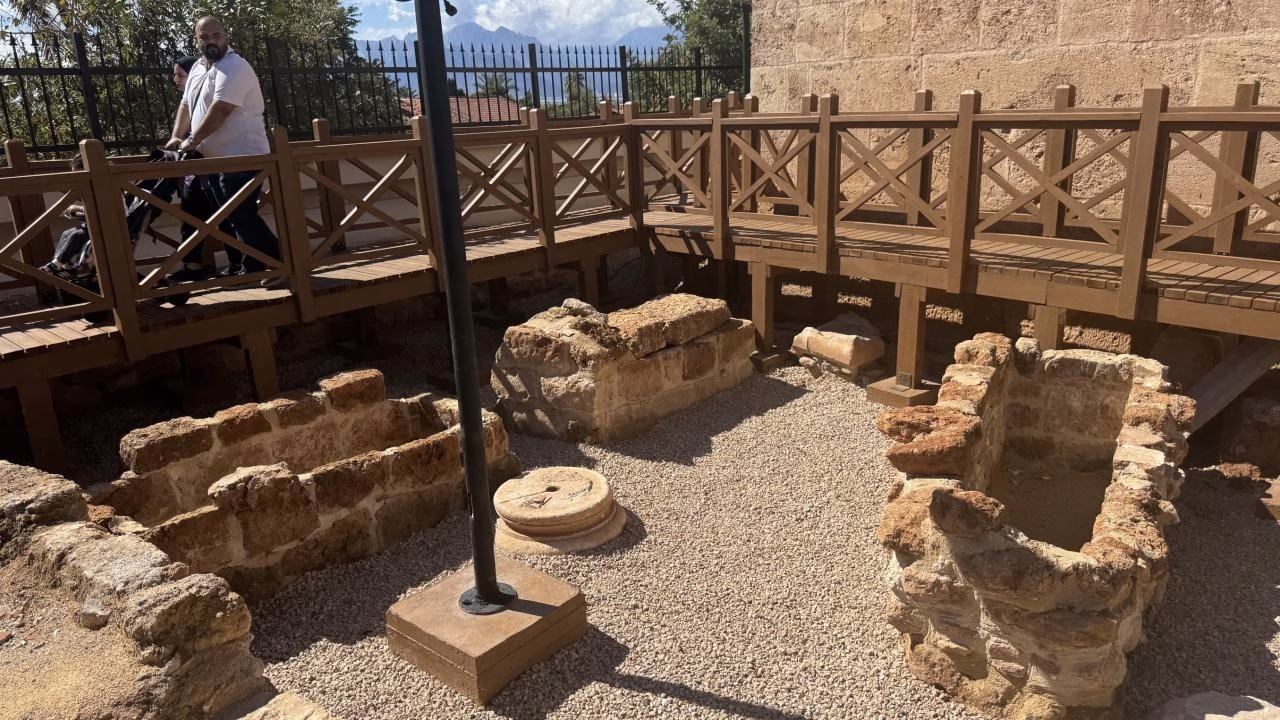 Antalya’nın simgelerinden Yivli Minare çevresinde yürütülen çevre düzenlemesi sırasında ortaya