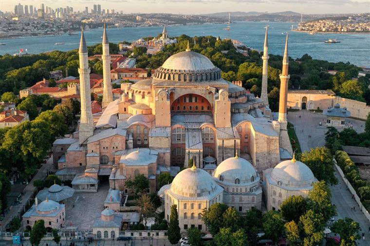 İstanbul’un simge yapılarından Ayasofya-i Kebir Camii, yeniden ibadete açılmasının ardından