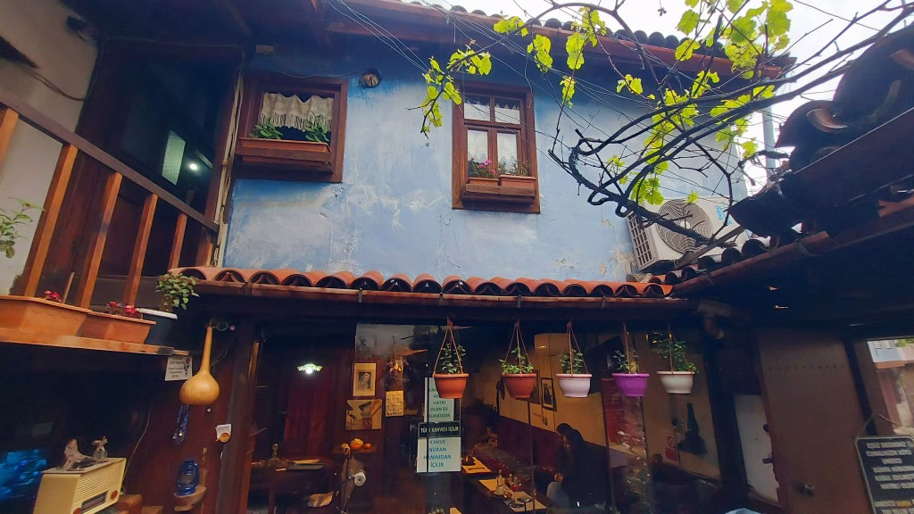 Bursa’nın eteklerinde, yemyeşil doğanın kucağında yer alan Cumalıkızık Köyü, Osmanlı