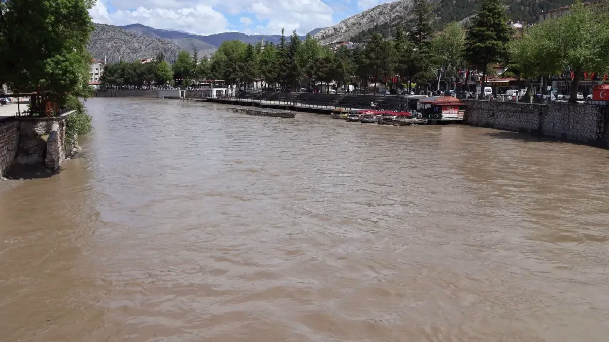 Amasya’da günlerdir etkili olan sağanak yağışlar, şehir merkezinden geçen Yeşilırmak’ın