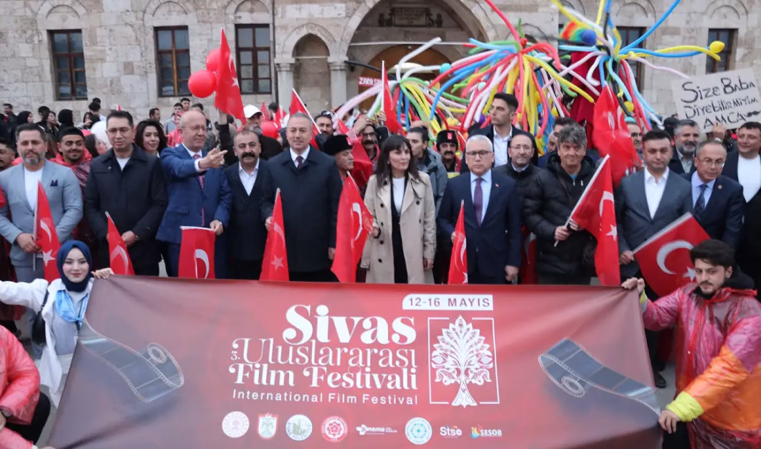 Sivas Uluslararası Film Festivali Coşkulu Kortejle Başladı: Sinema Dünyası Sivas’ta Buluştu Sivas Uluslararası Film Festivali kortej yürüyüşüyle başladı. Festival 16 Mayıs’a