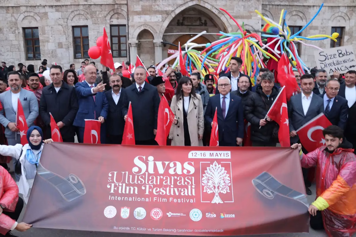 Sivas Uluslararası Film Festivali kortej yürüyüşüyle başladı. Festival 16 Mayıs’a