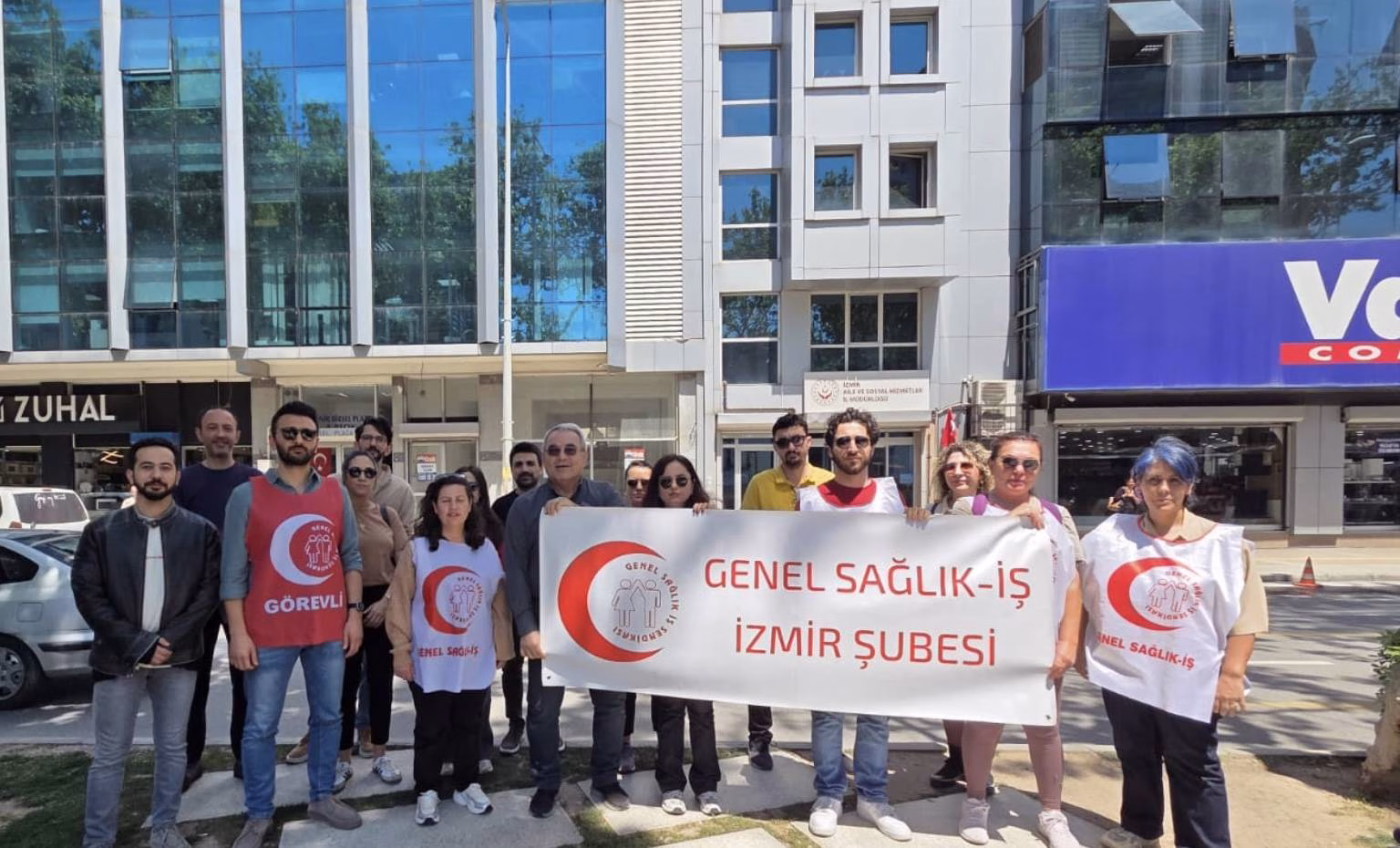 Genel Sağlık-İş İzmir Şube tarafından yapılan açıklamada, Aile ve Sosyal