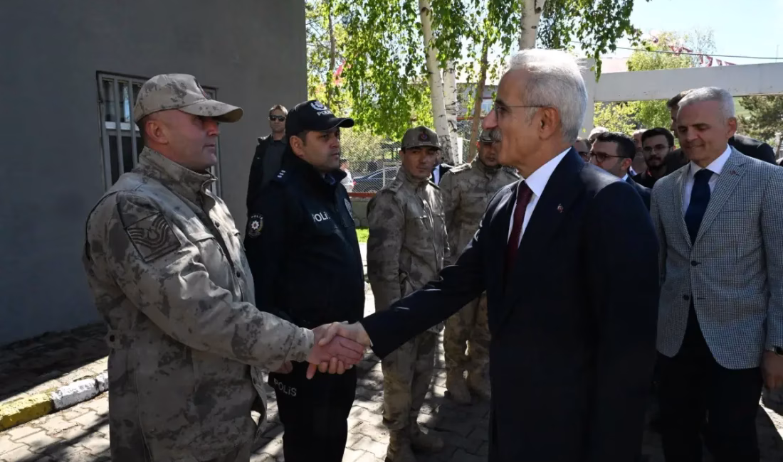 Bakan Uraloğlu’ndan Çıldır’da güvenlik güçlerine moral ziyareti KARS-BHA BTK hattının tam kapasiteyle faaliyete geçmesiyle lojistik hareketliliğin zirveye
