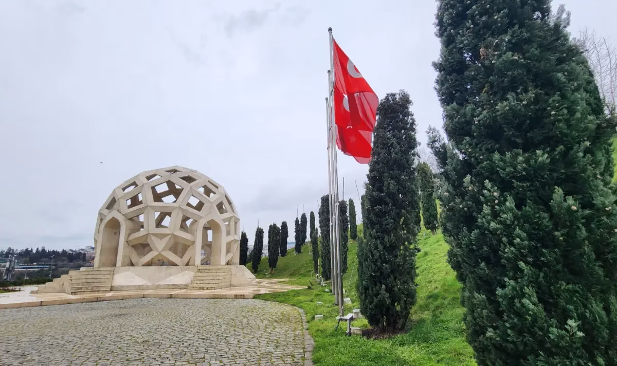 İstanbul’da 15 Temmuz Şehitler Köprüsü’nün girişinde yer alan Hafıza 15