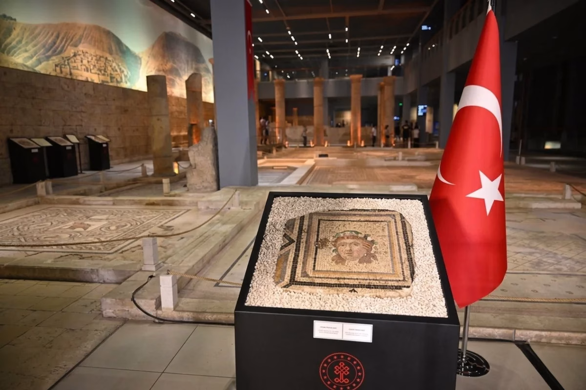 1965 yılında yasa dışı yollarla ABD’ye kaçırılan Çingene Kızı Mozaiği’ne