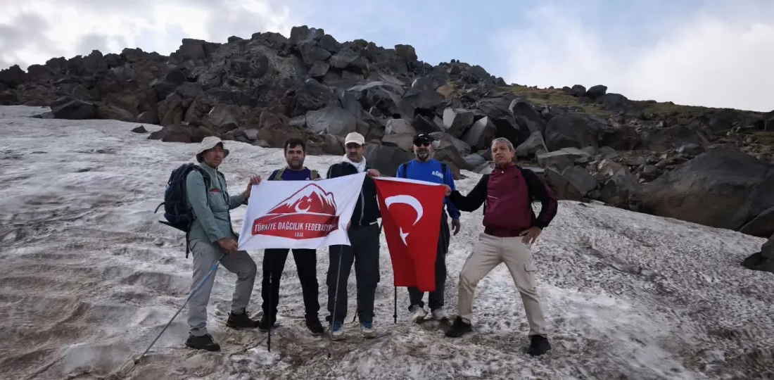 Ağrı’lı Dağcılar “30 Ağustos Zafer bayramı Süphan dağı” tırmanışı yaptı AĞRI – BHA Süphan Dağının Zirvesinden baktığımızda Malazgirt Ovası, Sultan