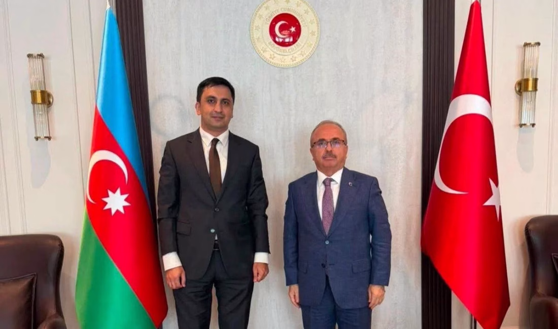 Azerbaycan’ın Kars Başkonsolosu değişti: Qoşqar Zeynalov göreve başladı Azerbaycan’ın Kars Başkonsolosluğunda yeni dönem başladı. Azerbaycan Cumhurbaşkanı İlham Aliyev’in