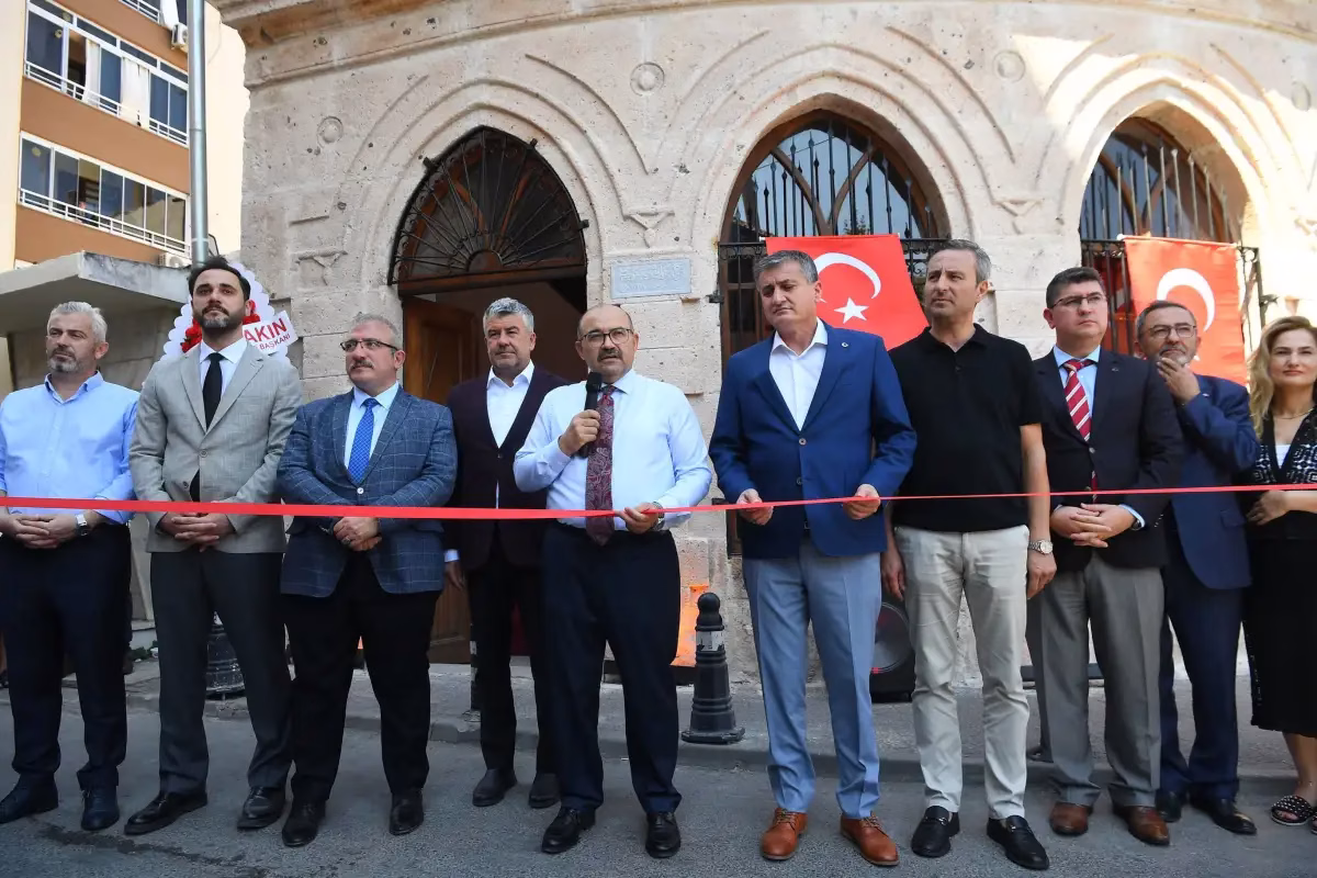 Balıkesir’in tarihî yapılarından Karesi Bey Türbesi, Vakıflar Bölge Müdürlüğü tarafından