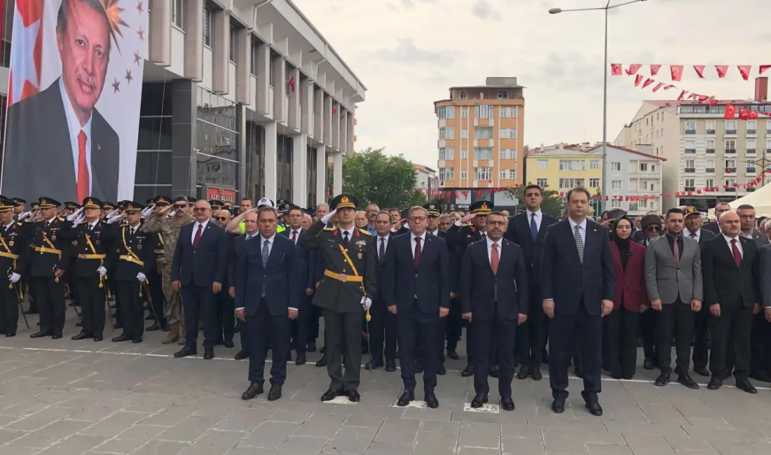 Kars’ta 30 Ağustos Zafer Bayramı Kutlamaları Hava Muhalefeti Engeline Takıldı Kars’ta 30 Ağustos Zafer Bayramı’nın 104. yıl dönümü kutlamaları, Valilik
