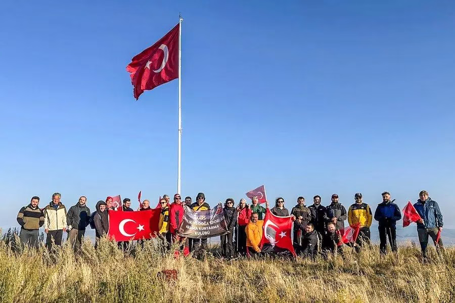 Kulüp üyeleri, 2254 rakımlı Yahni Dağı’na gerçekleştirdikleri tırmanışın ardından zirvede