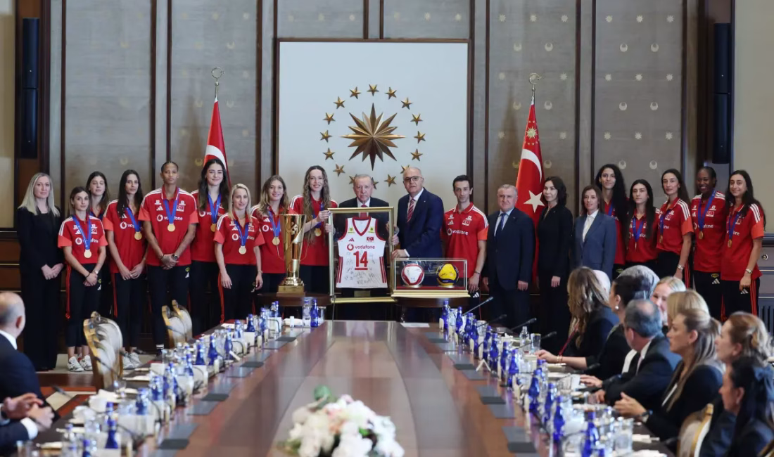 Erdoğan’dan Avrupa şampiyonu Filenin Sultanları’na kabul ANKARA – BHA Cumhurbaşkanı Recep Tayyip Erdoğan, 2026 CEV Trendyol