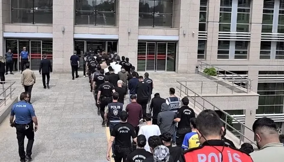 Sosyal medyadaki suç örgütlerine 48 ilde operasyon ANKARA – BHA İçişleri Bakanlığı koordinesinde yeni nesil organize suç