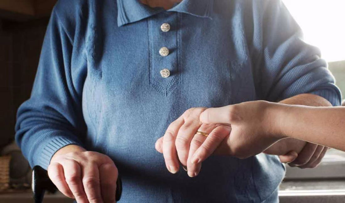 Uzmanlardan yaşlılık dönemine ilişkin uyarı: Destek verirken sınırlar korunmalı Ailelerin yaşlı yakınlarına destek olurken onların yapabildikleri işleri ellerinden almaması