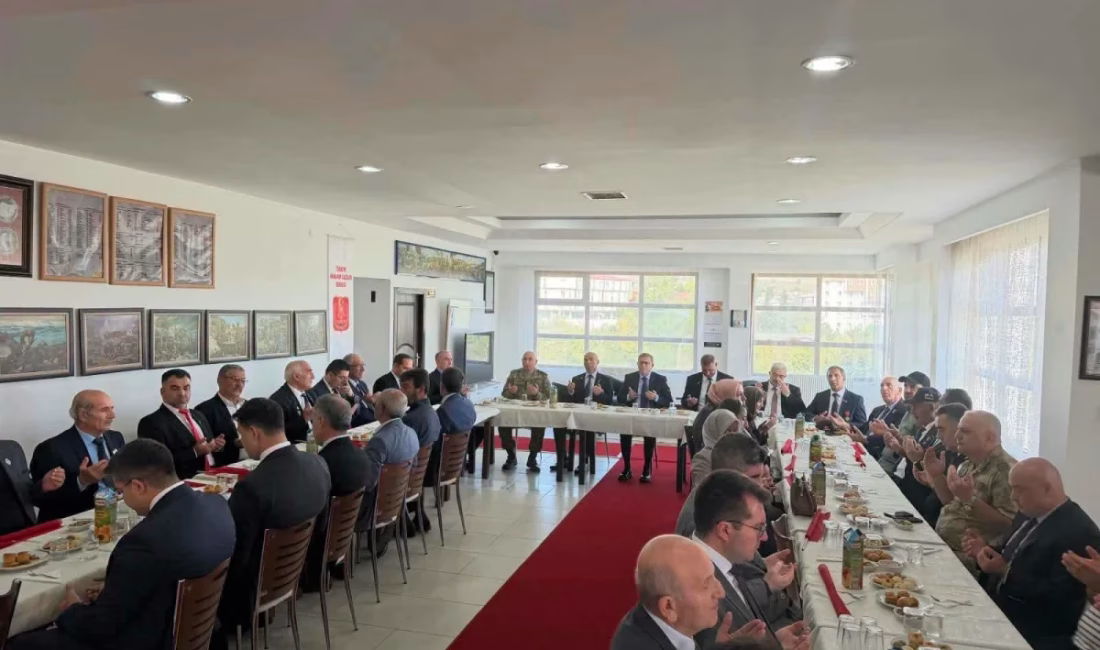 Vali Polat ve Milletvekili Çalkın, şehit aileleri ve gazilerle bir araya geldi Kars Valisi Ziya Polat ve AK Parti Kars Milletvekili Adem