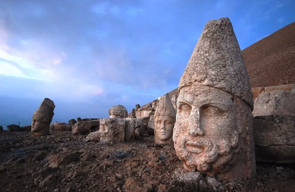 Zirvede binlerce yıllık miras: Nemrut Dağı Adıyaman’da Doğu Torosların zirvelerinden birinde yükselen Nemrut Dağı, Kommagene Krallığı’ndan