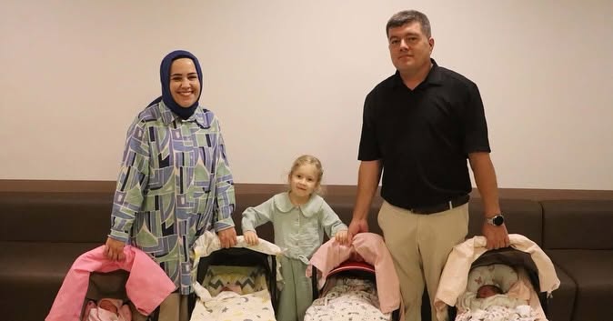 Kaş Kınık’ta ikinci çocuk bekleyen ailenin dördüzleri oldu! 4 bebek, gülümseme ve hastane görseli olabilir