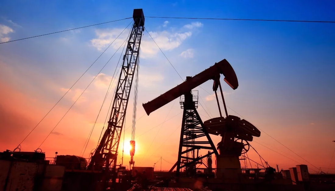 ABD’den petrol fiyatlarını düşürmek için yeni hamle ANKARA-BHA Washington yönetimi, arz sıkıntısını hafifletmek amacıyla Hindistan’daki rafinerilere Rus