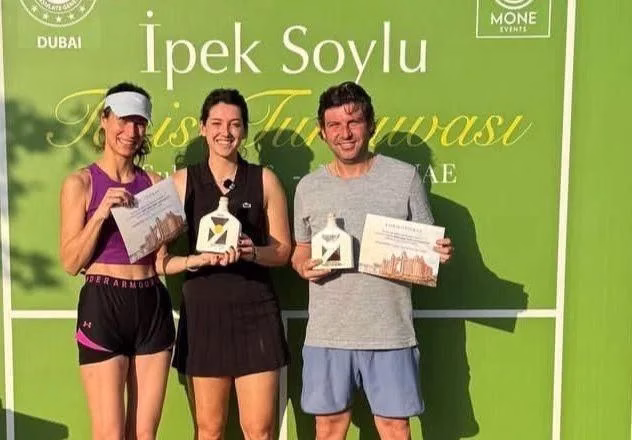Aydınlı çift, Dubai'de kupa kazandı Dubai’de düzenlenen Double Mix (Kadın-Erkek Karma) Tenis Turnuvası’nda Aydın’ı temsil