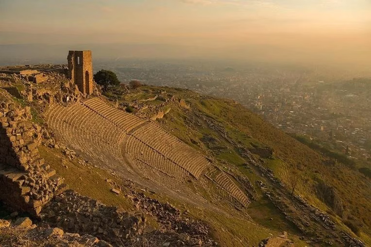 Bergama’nın binlerce yıllık tarihi UNESCO mirasıyla korunuyor İzmir’de bulunan Bergama Antik Kenti, Helenistik ve Roma dönemlerinden günümüze