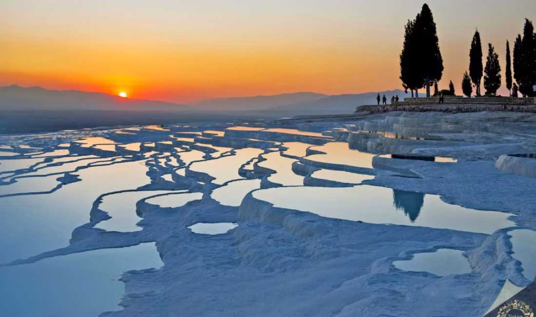 Beyaz travertenlerden antik kente: Pamukkale Denizli’de termal suların binlerce yılda şekillendirdiği beyaz travertenlerle Hierapolis Antik