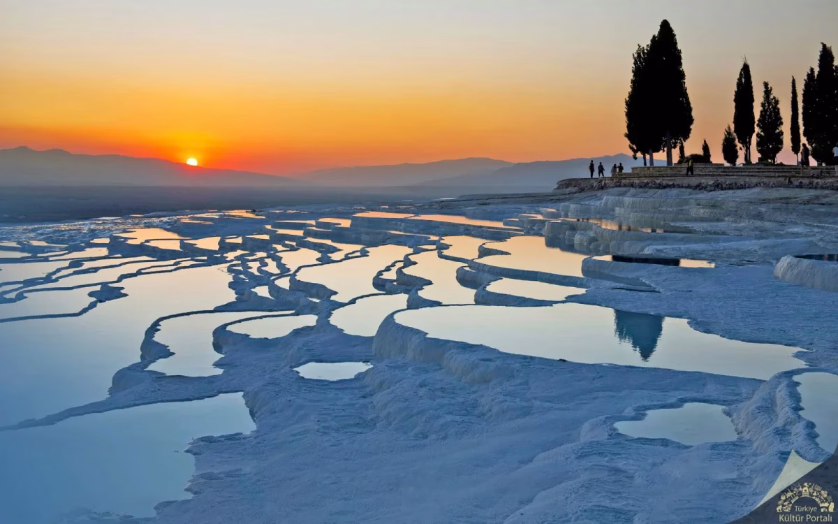 Denizli’de termal suların binlerce yılda şekillendirdiği beyaz travertenlerle Hierapolis Antik