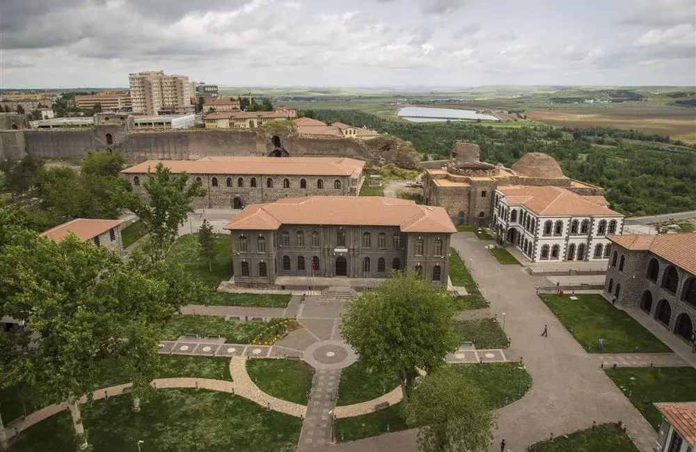 Diyarbakır İçkale’de binlerce yıllık tarih gün yüzüne çıkıyor Mezopotamya’nın köklü yerleşimlerinden Diyarbakır’da İçkale, farklı uygarlıklardan günümüze ulaşan tarihî
