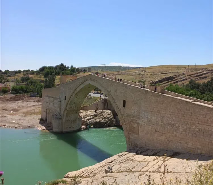 Diyarbakır’ın Silvan ilçesinde bulunan Malabadi Köprüsü, tarihi dokusu ve dikkat