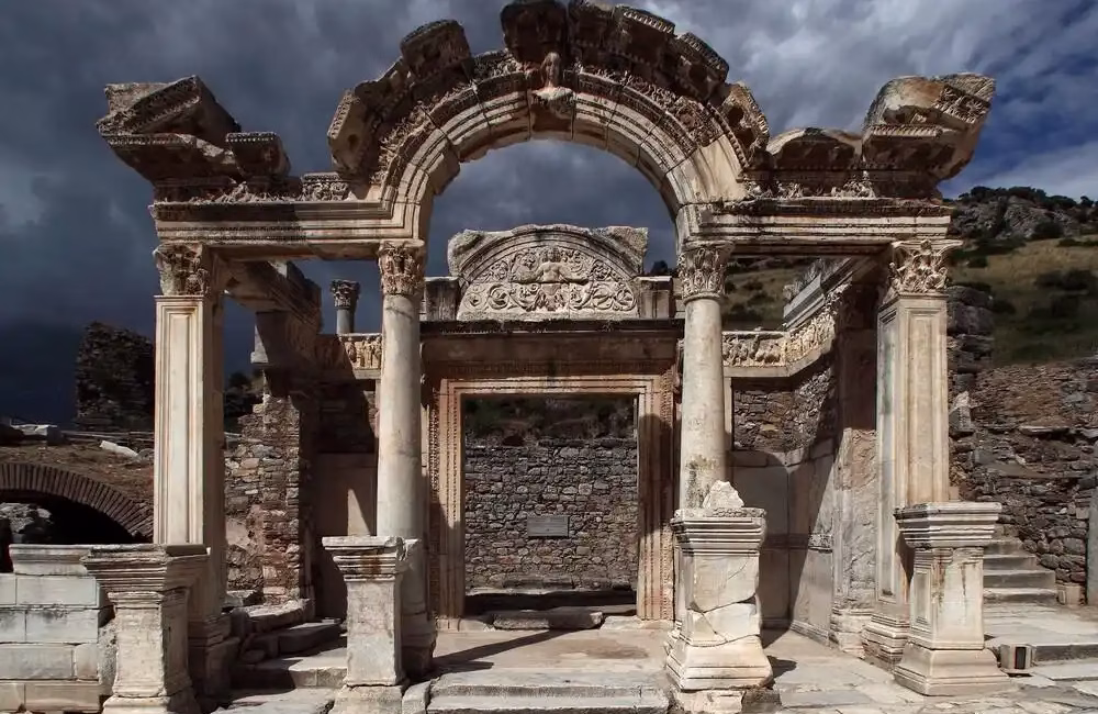 İzmir’de bulunan Efes Antik Kenti, Helenistik ve Roma dönemlerinden günümüze