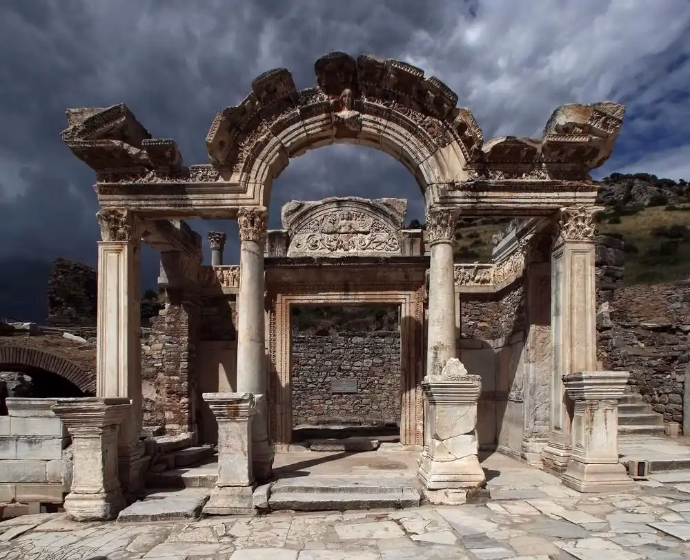 İzmir’de bulunan Efes Antik Kenti, Helenistik ve Roma dönemlerinden günümüze