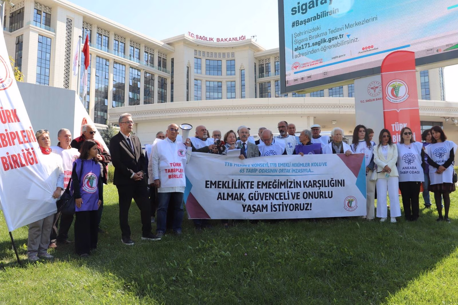 Basın açıklamasına TTB Merkez Konseyi Başkanı Dr. Pınar Saip, Merkez