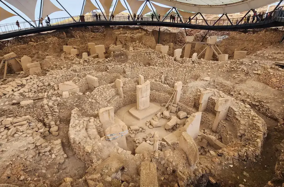 Şanlıurfa yakınlarında bulunan Göbeklitepe, yaklaşık 12 bin yıllık geçmişi ve