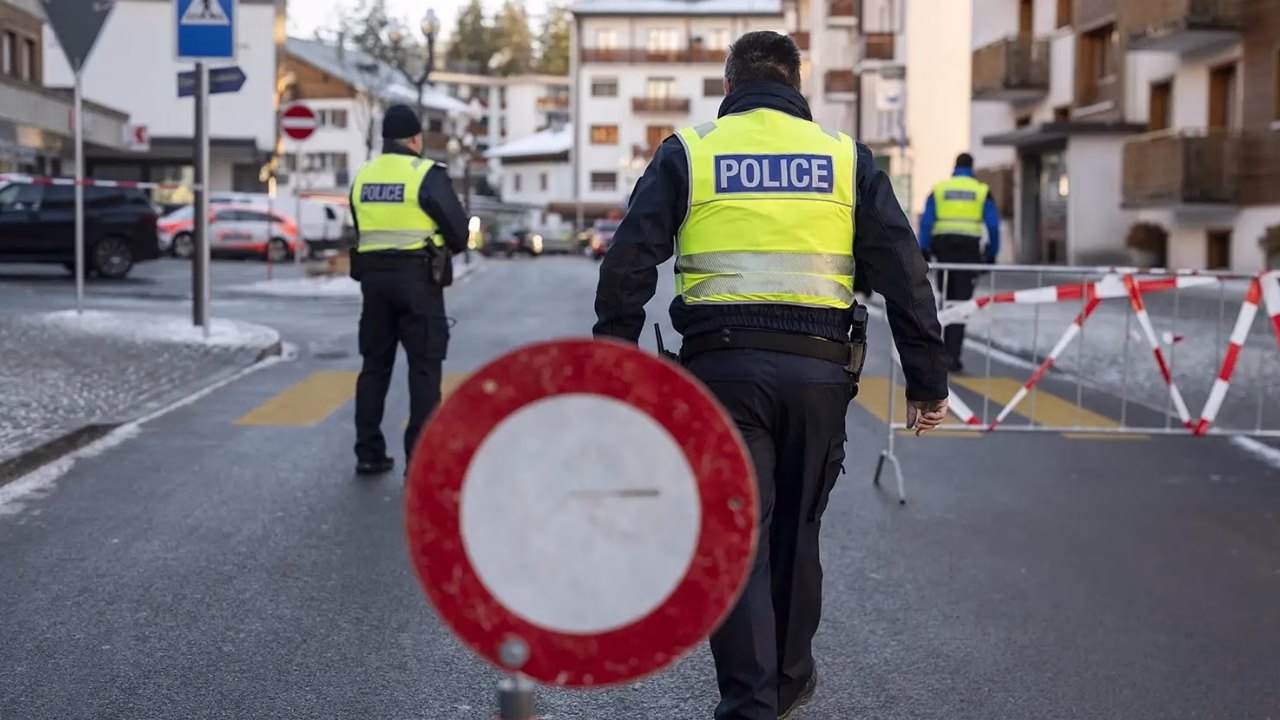 ANKARA-BHA İsviçre polisi, yangının yerel saatle 01.30 sıralarında ihbar edildiğini,