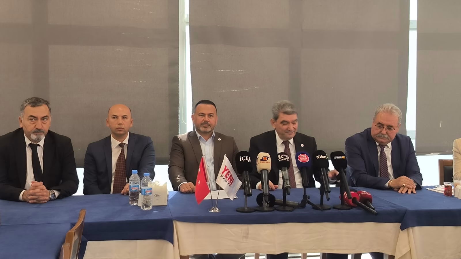 "Not Tutan Siyaset": Yeni Parti Mezitli'de Sahayı Masaya Taşıyor